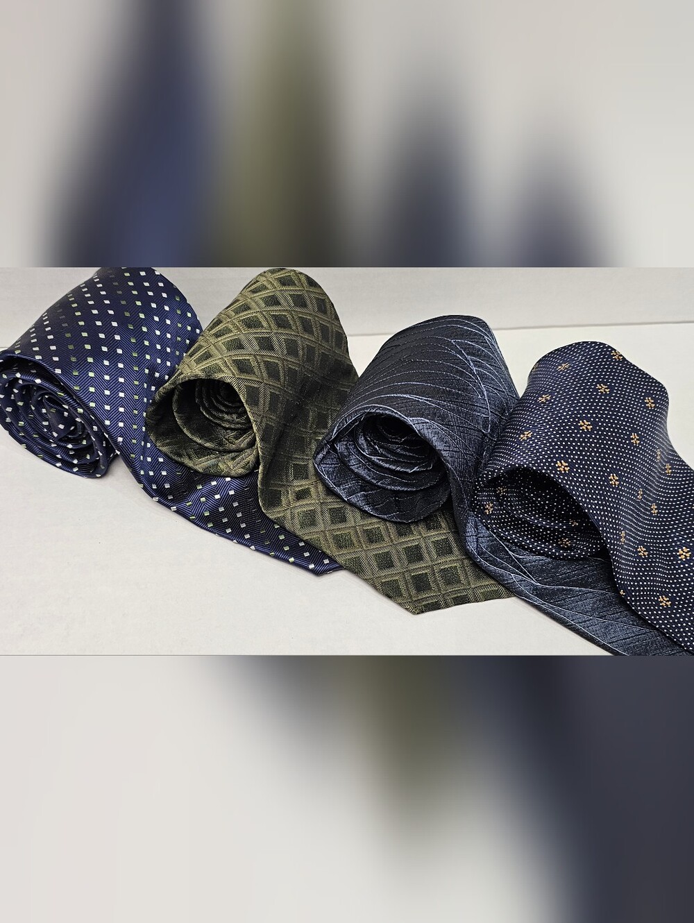 Van Heusen Lot Of 4 Neckties Multicolor Assorted Patterns Classic Design